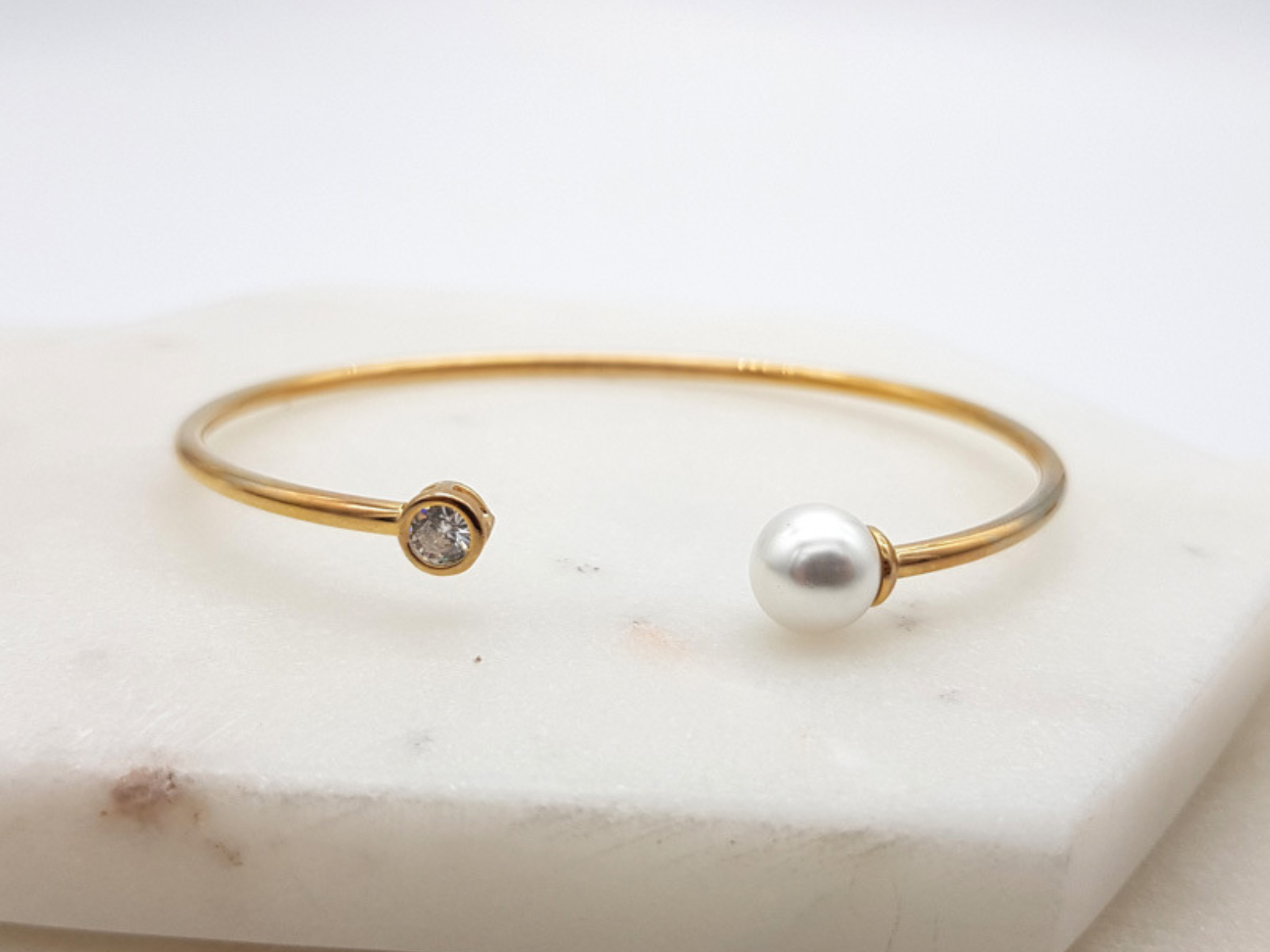 Fashion Design 14K Gold Plated Hand-Made Bangle Pearl Crystal Bracelet -  China Fashion and Jewelry price | Made-in-China.com